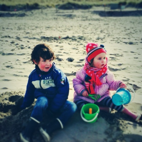 Mijn kleintjes, Tygo en Mila, lekker op het strand spelen met heel veel zand.